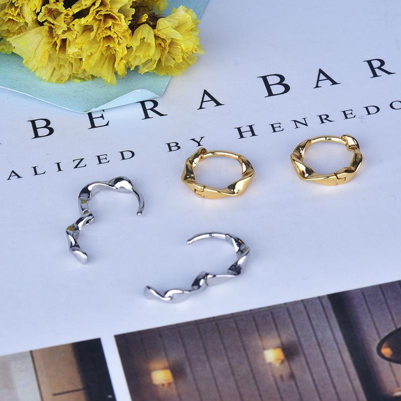 

Unisex Little Mobius Hoop Earrings For Women Simple Geometric Circle Silver Color Party Gift Fashion Jewelry KBE390