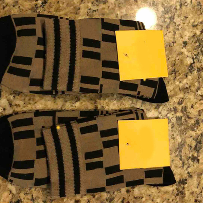 

Women Men Letter Socks with Tag Casual Sport Letter Socks Fashion Hosiery High Quality Wholesale Price, As pic