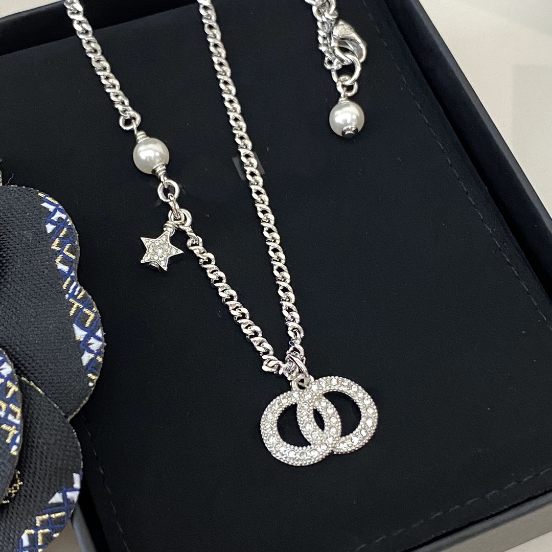 

CH pendants bracelet pearls diamonds, Silver