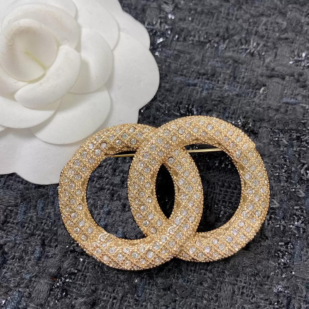 

Designer Brooches Pins For Womens Fashion Enamel Brooch Suitable Romantic Delicate Attractive Jewelry Diamond C Brooch 2203145D