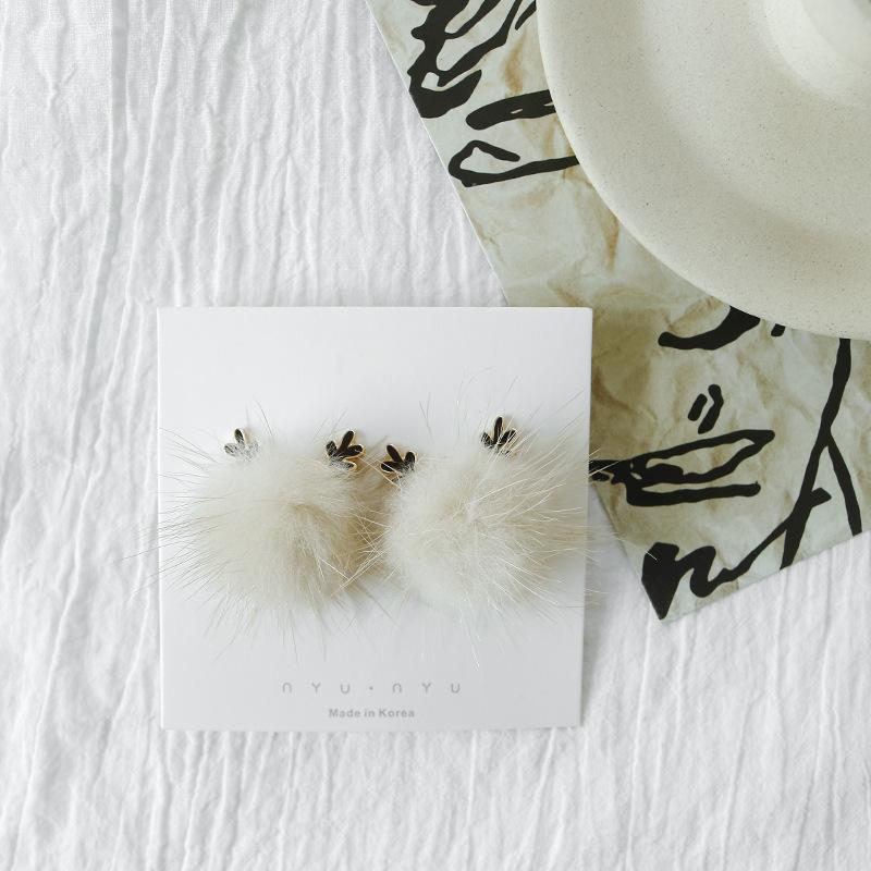 

2021 Fashion White Fur Ball antlers Shape Cute mink Stud Earrings For Women Sweet Girls Winter Autumn Jewelry Gifts