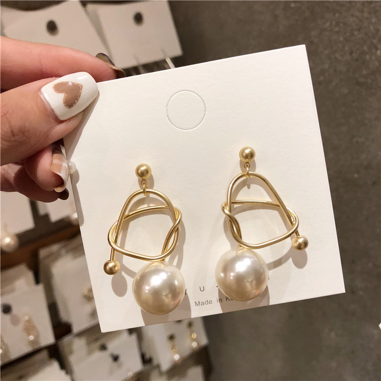 

des boucles d'oreilles Stylish Cold Wind Metal Wind Wrap Personality Pearl Earrings Women New Earrings designer earrings