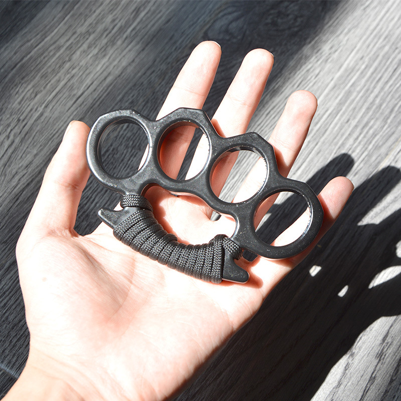 

2020 four Fingers Brand New ARIVAL Hard alloy Black KNUCKLES DUSTER BUCKLE Male and Female Self-defense Knuckle clasp Free Shipping45348