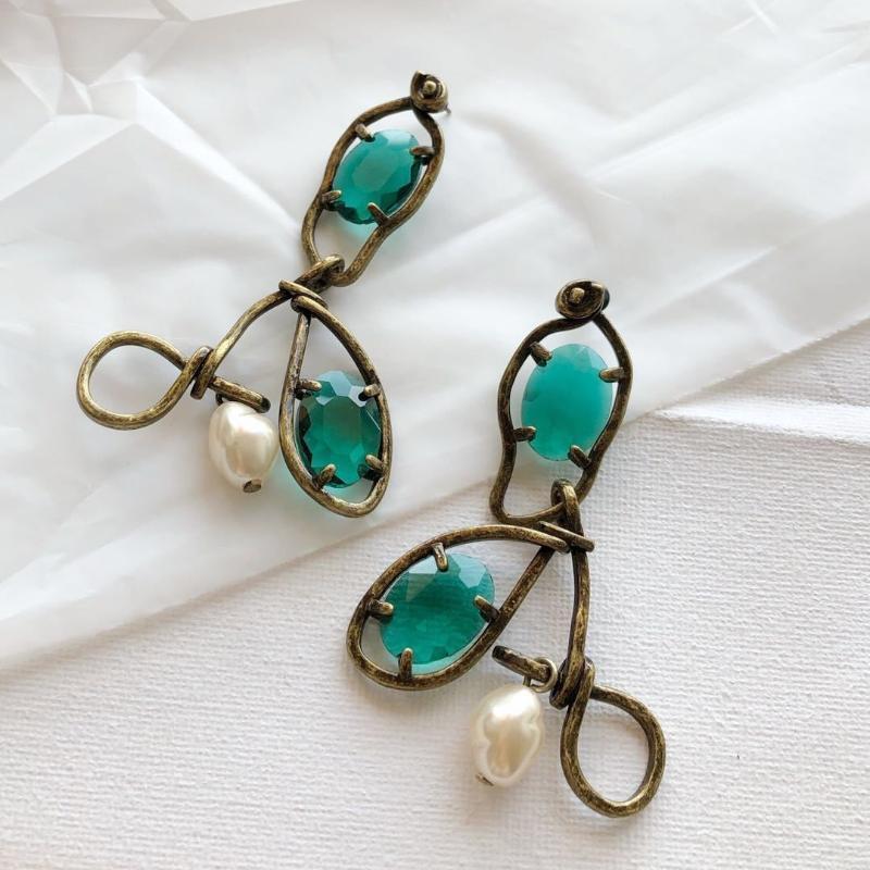 

New earring simple fashion metal inlaid with emerald pearl earrings1