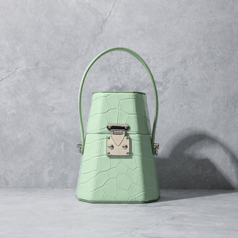

One-shouldered women's bag 2021 retro wind trapezoidal cowhine box bag alligator print, Beige