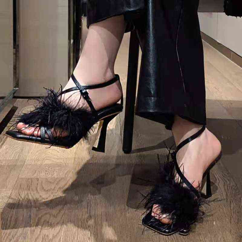 

Sandels Luxury Shoes Female Designer Feather Decoration Catwalk High Heels Women Sandals Sexy Strappy Blue Purple Black 220303