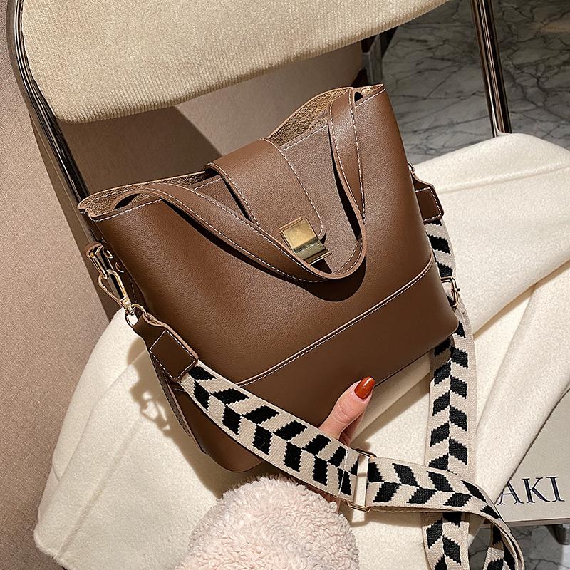 

Niche Design High-end Handbags 2021 New Fashion Explosive Crossbody Bag Versatile Handbag Bucket Bag Dual-use Width: 24cm, Black