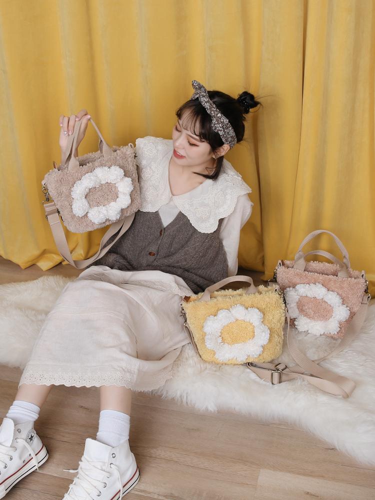 

Tri-color patch daisy plush bag female Japanese winter fresh shoulder lamb fur bag student girl messenger, Pink