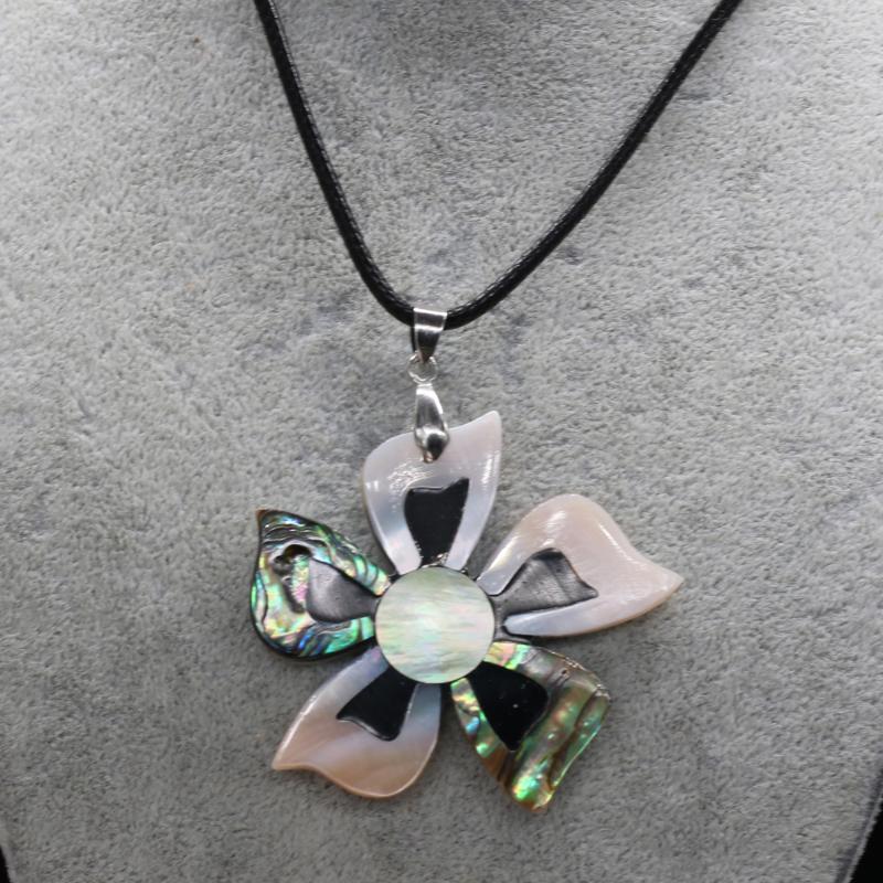 

Natural Shell Necklace With Flower-Shaped Pendant Leather Cord 2MM Charms For Elegant Women Love Romantic Gift