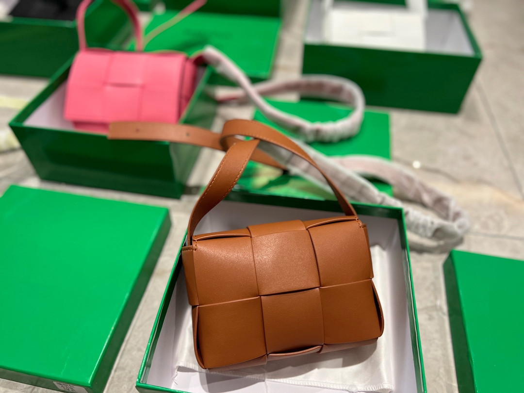 

Luxury Designer the chain bag Cassette Mini intreccio leather belt bags Fashion Women Mini crossbody handbag messenger, I need see other product