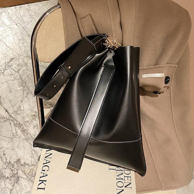 

High-quality Large-capacity Bag Women 2021 New Trendy Fashion Ladies Simple Wild Western Style Shoulder Bag Popular Bucket, Black