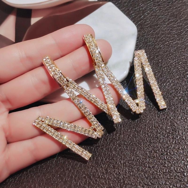 

Hoop & Huggie Fashion Letter M Crystal Pendant Earrings Personality Exaggerated Retro Elegant 2021 Temperament Gewelry Party