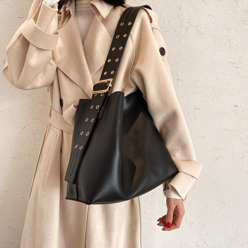 

Designer Large Capacity Big Shoulder Bags For Women With Wide Adjustable Strap Casual Pu Leather Handbag Crossbody Bucket Bags, Black