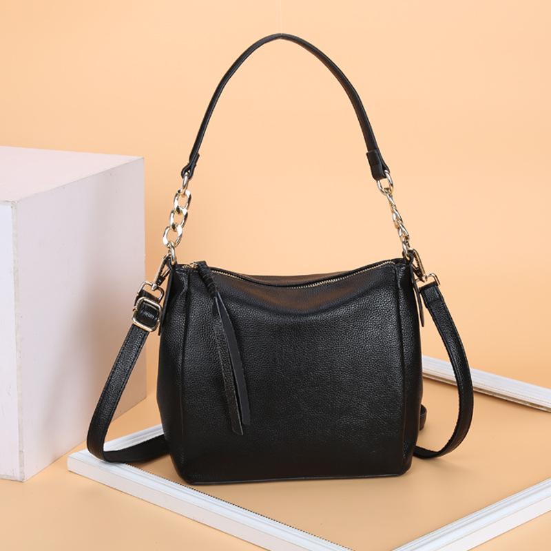 

Woman's Bag 2021 New Fashion Diagonal Woman's Portable Bag Tassel Shoulder, Black