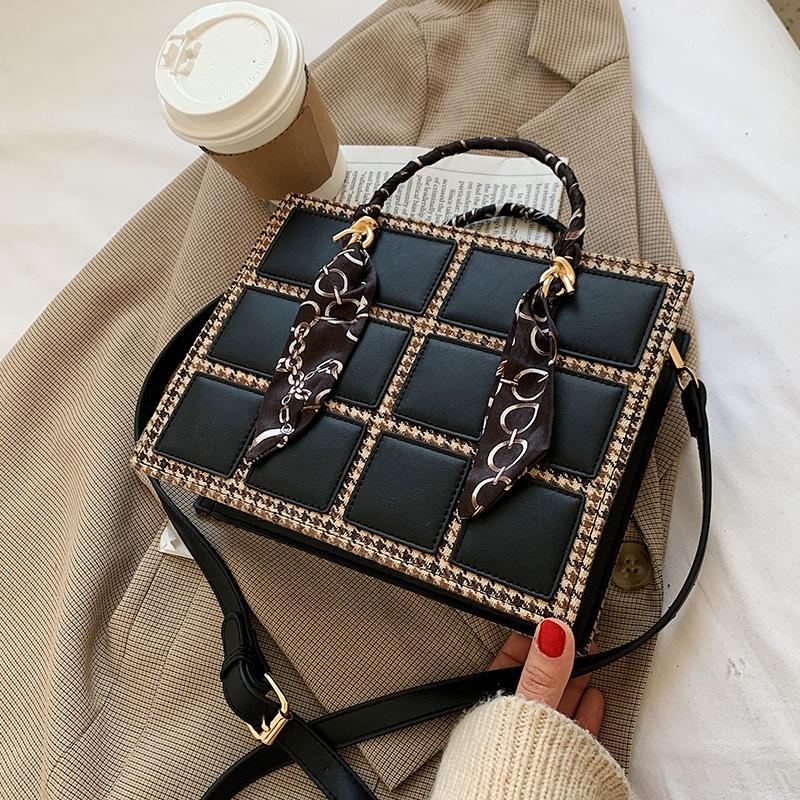 

European and American High-quality Retro Ladies Small Square Bag 2021 New Messenger Bag Korean Version of The Net Red Handbag, Black
