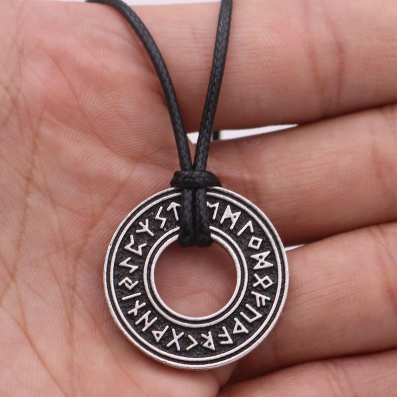 

Pendant Necklaces Viking Vintage Helmet Rune Circle Necklace Men's Amulet Motorcyclist Hip Hop Party Jewelry Accessories Men Birthday Gift