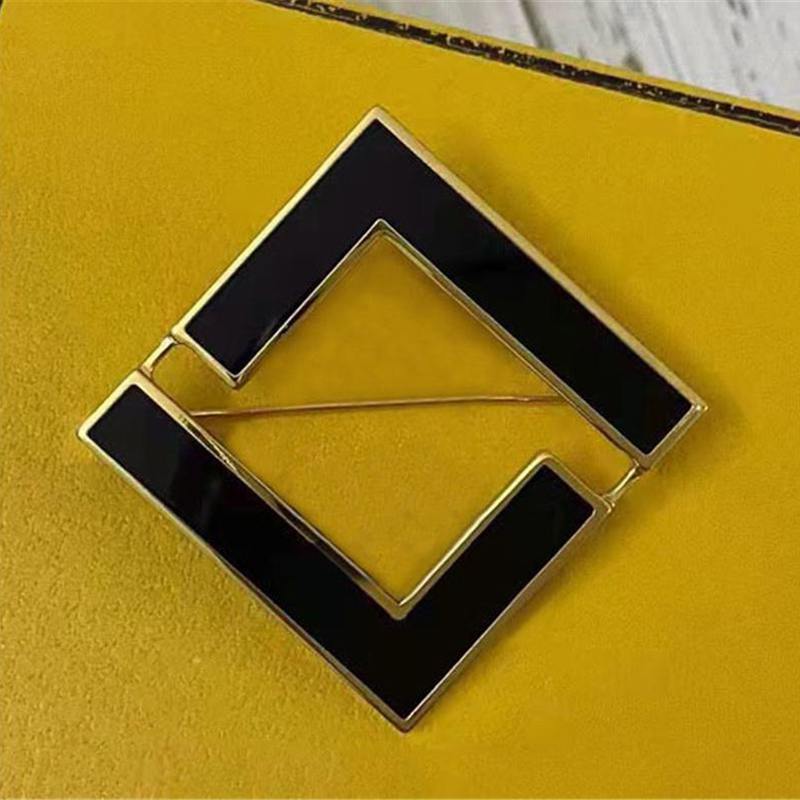 

Fashion Black White Men Women Brooch Pins Gold Brand Letter Pins Broochrs For Suit Dress Pin Party Designer Jewelry Gift 2201174D