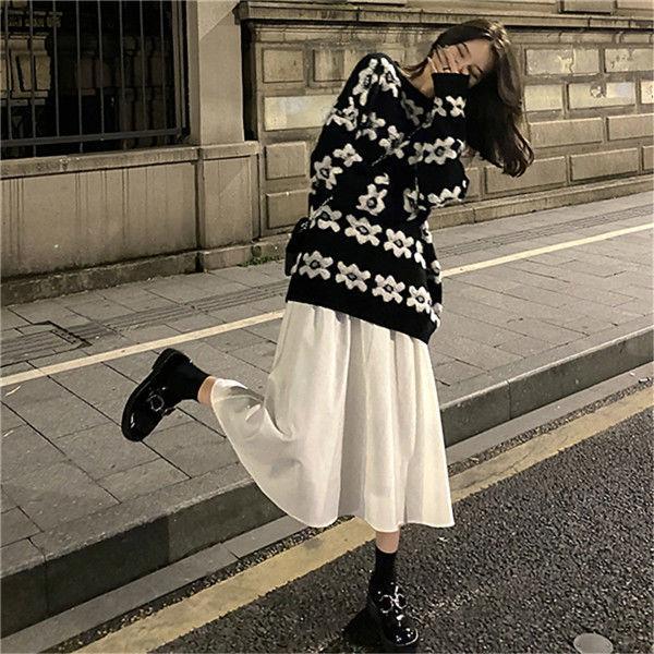 

Flower sweater female black background white flower fall / winter 2020 new style loose and lazy Pullover student top
