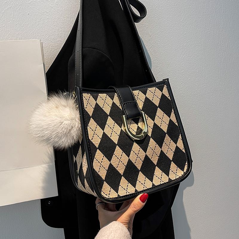

Evening Bags Small Canvas Bucket Crossbody With Hairball Pendant Designer Handbags Shoulder For Women 2022 Winter Fashion