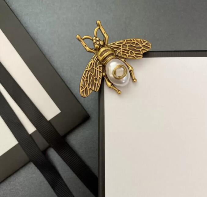 

Brooches Gujia new style glass pearl bee clothing neckpin versatile fashion popular Brooch fashion with box broche jewelry for mens womens bijoux cjewelers