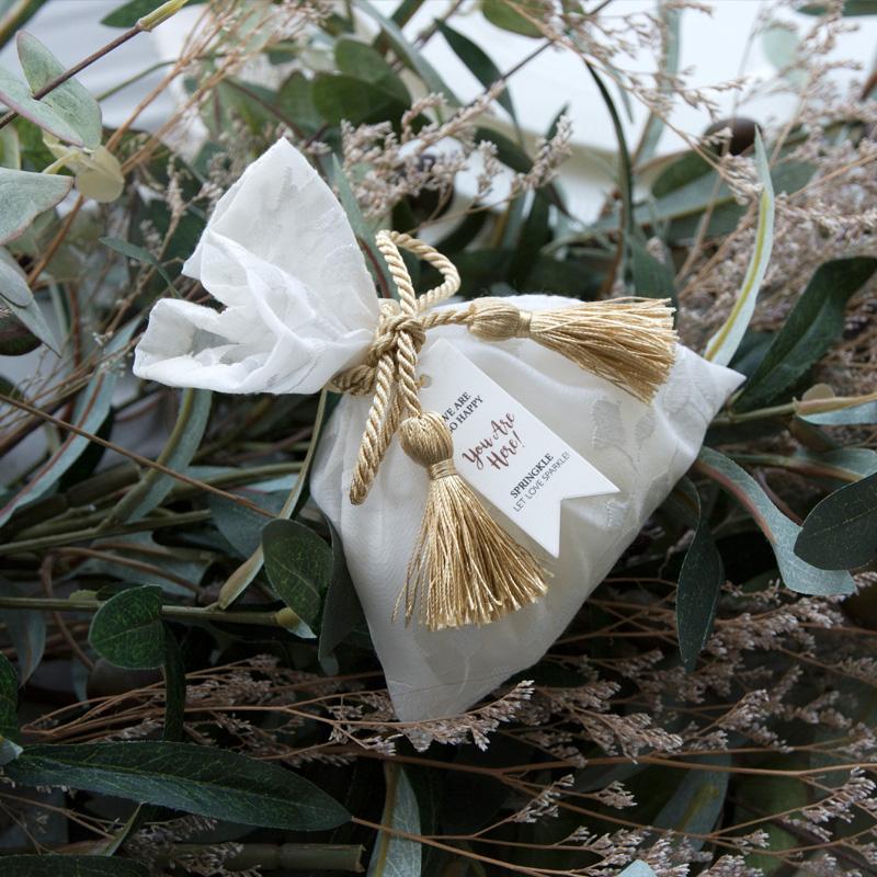 

10pcs 2020 Velvet White Chocolate Boxes Wedding Favors Decoration Europe Style Gift Box Baby Shower Wedding Favors for Guests