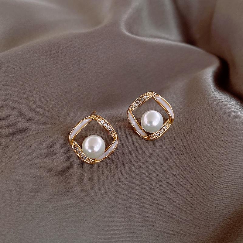 

2021 New Arrival Trendy Simple Geometry White Imitation Pearl Stud Earrings For Women Metal Jewelry Oorbellen Gift