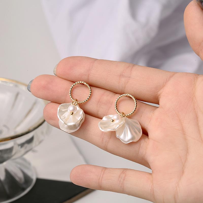 

Super Cheap Korea Style Elegant Ladies Trendy Accessories Alloy Ear Circle Shell Petals Pendant Stud Earrings For Women Girls
