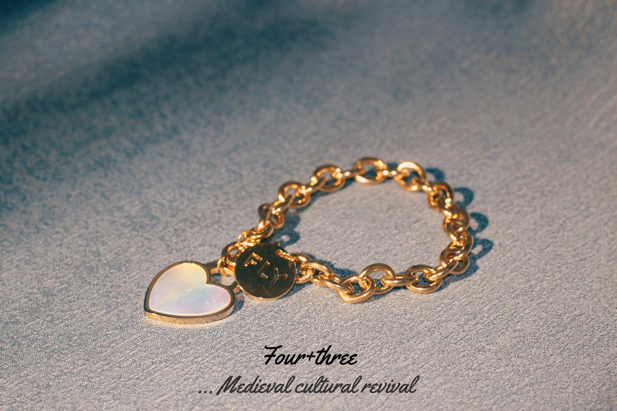 

Link, Chain White Heart Shell With Royal Gold Color Toggle Clasp Stainless Steel Bracelet For Women Jewelry Valentine Day Gift, Black