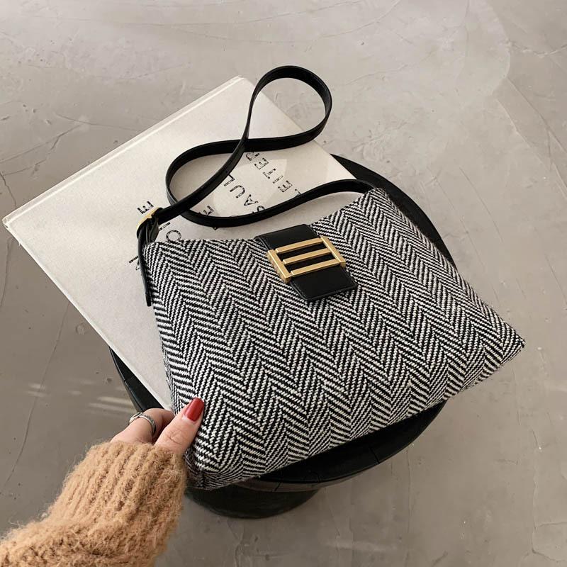 

Fashion lady bag 2021 new cool fine check woven shoulder bag retro female designer underarm high quality lady handbag, Black