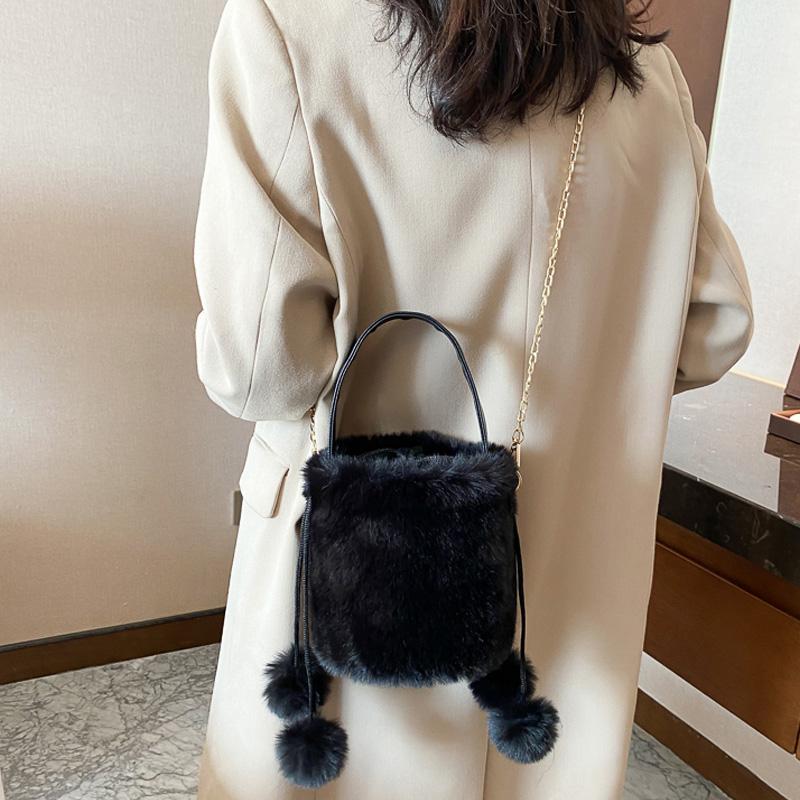 

Chain Bucket Bag Plush Tote Bags Drawstring Bags Wool Ball Fluffy Design Furry Luxury Handbag Fur Shoulders, Pink