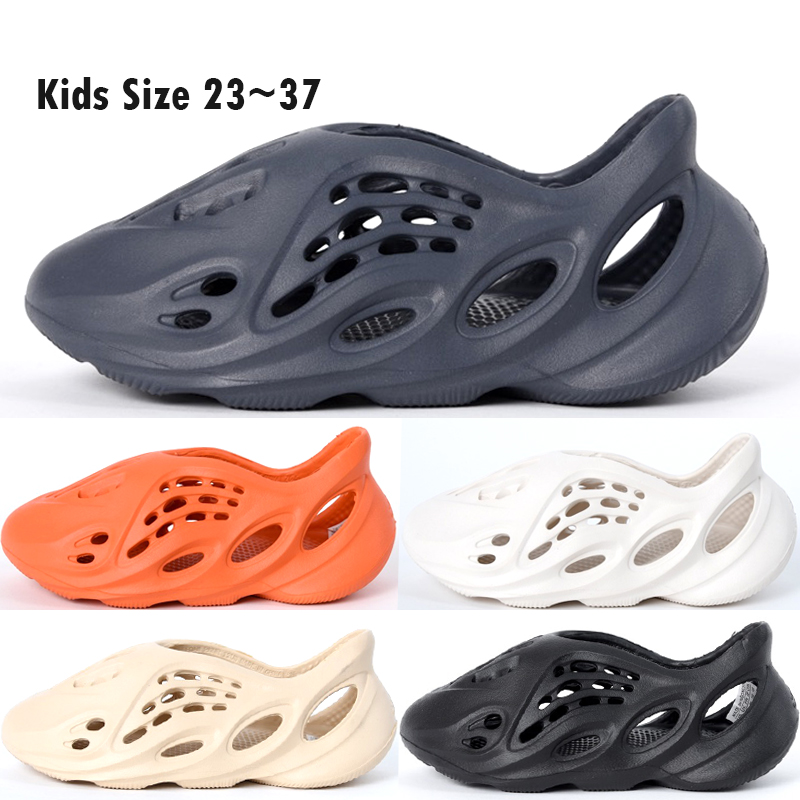 

Top Foam Runner Kids Sandals 2022 Designer Orange Ararat Triple Black Mineral Blue Sand Baby Children Hole Toe Heel Wrap Slides Sneakers Size 23-37, 05 sand