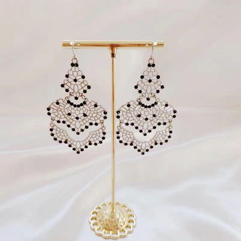 

Hong Kong typhoon fashion holloweout full of diamonds and white gold female ear studs European and American ear ornaments