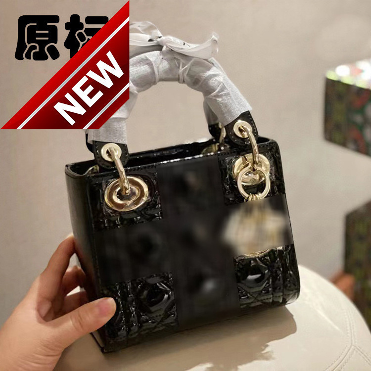 

Autumn and Winter New Women's Three Grid Princess Dai Patent Leather Messenger Chain Belt Single Shoulder Bag with