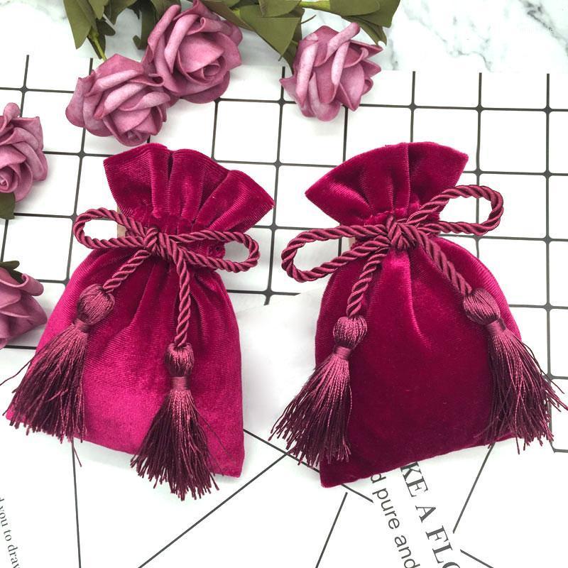

100pcs lot Free shipping High quality Elegant Velvet birthday party favour Chocolate container Candy bag wedding favor bags1