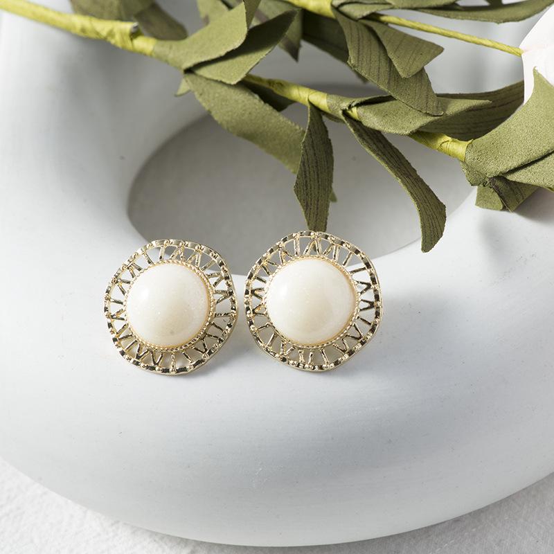 

S925 Needle Korean Retro Elegant Pearl Hollow Lace Earrings Net Red Temperament Disc Wild Earrings Female