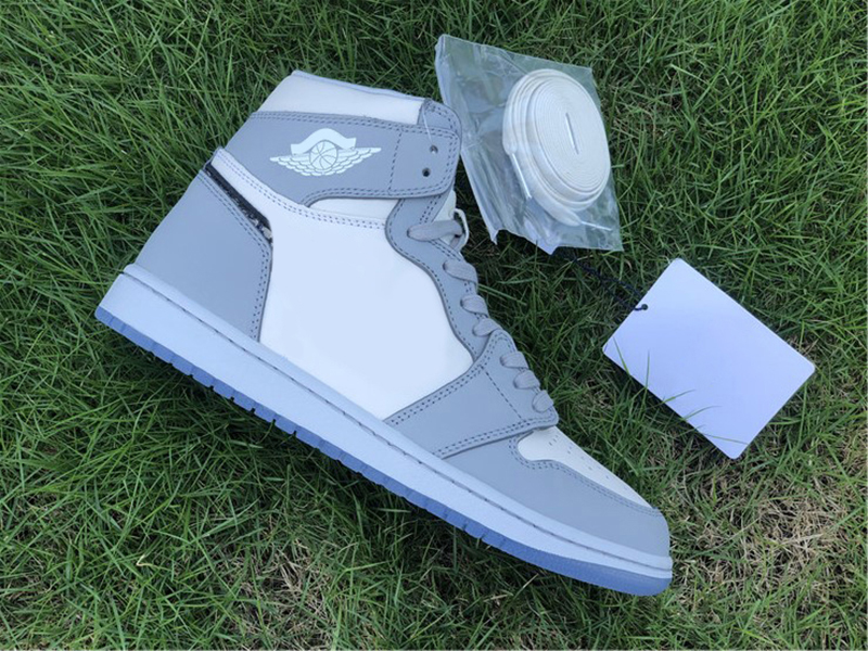 

Hottest 1 High OG Low Outdoor Shoes Men Women Wolf Grey Sail Photon Dust White 1S Authentic Sneakers With Blue Original Box With Dust Bag