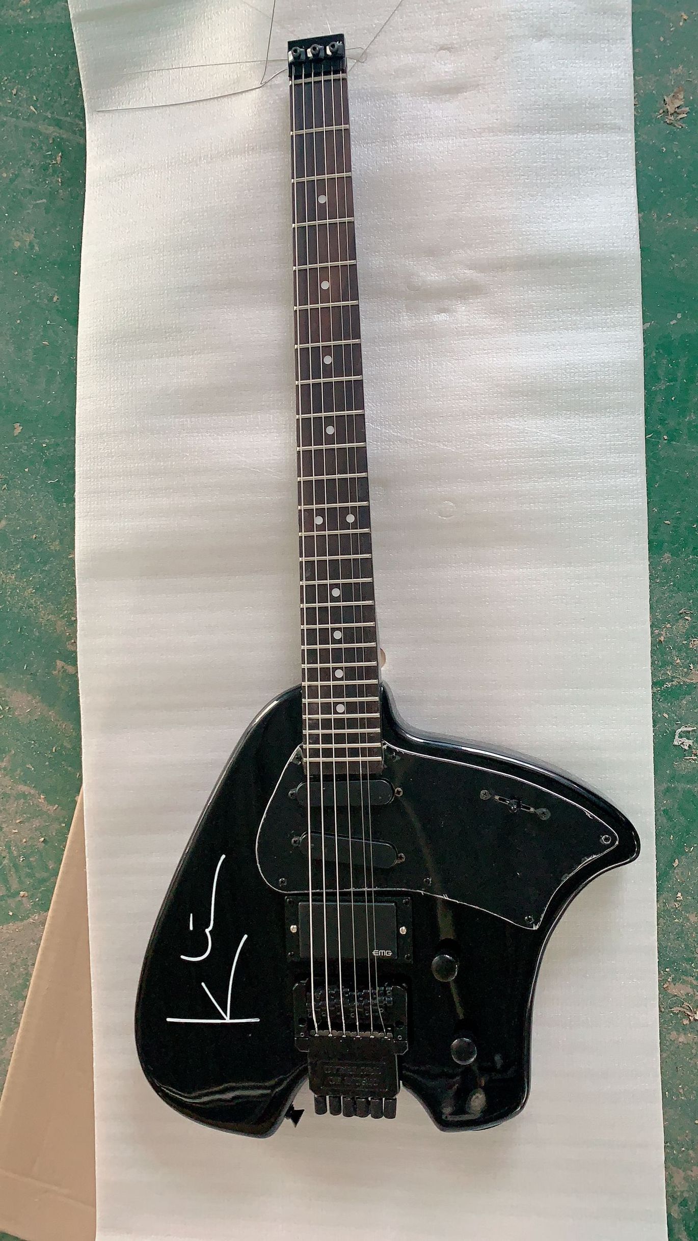

Custom Made Black Headless Electric Guiatr Signature Guitar Tremolo Bridge Black Hardware China Headless Guitar