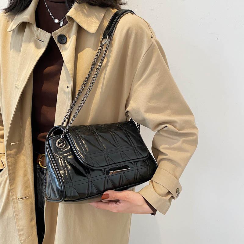 

Brand Women's Bags 2021 Spring Season New Trendy Oil Wax Leather Shoulder Bag Chain Fashion Messenger Small Square Bag, Red.