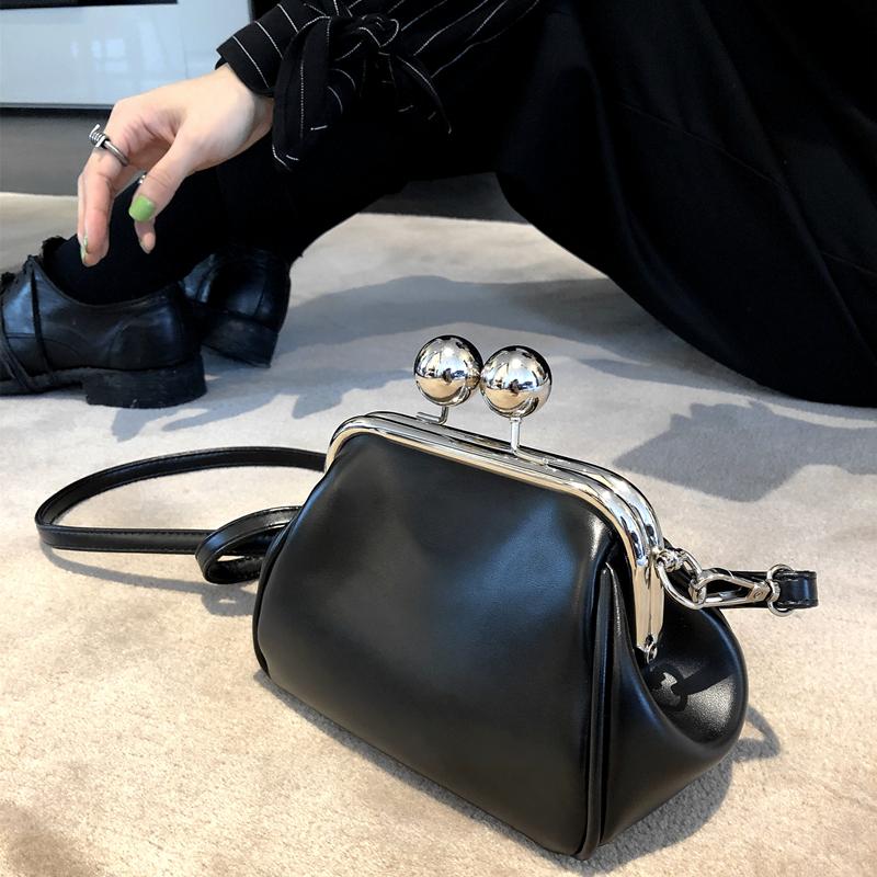 

Vinatge Shell Clip Women Shouder Bags Designer Wide Strap Handbags Luxury Pu Leather Chains Crossbody Bag Lady Small Purses 2021, Black shoulder