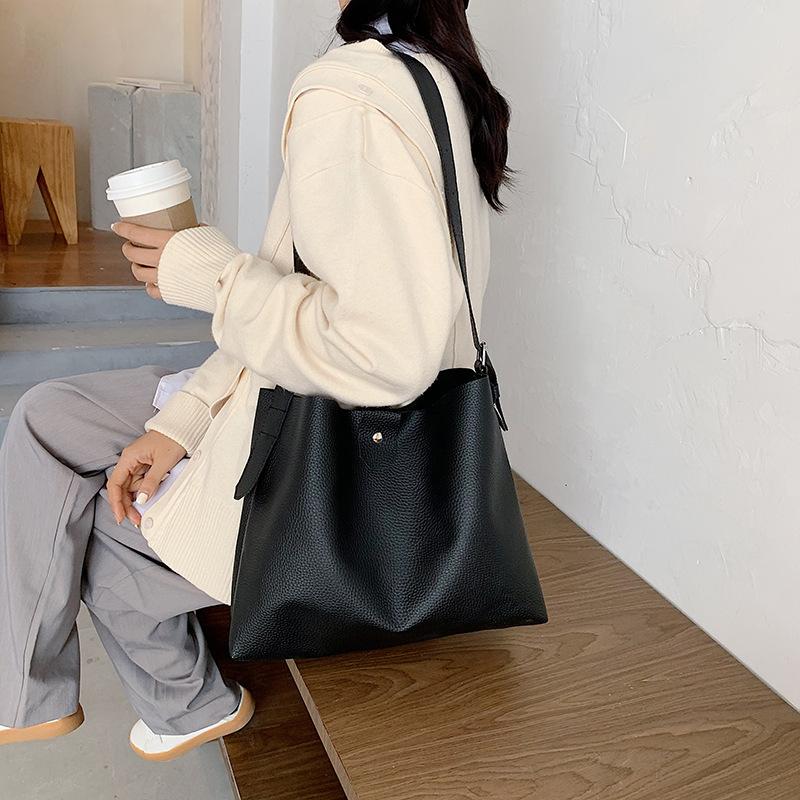 

Ladies Large Capacity Handbags Women Retro Tassel Design Tote PU Leather Shoulder Bag Female Top Handle Sac A Main, Black