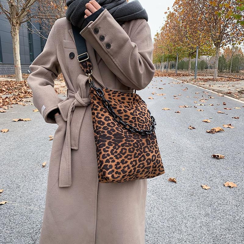 

Fashion Women's 2021 New Homemade Zebra Pattern Cloth Personality Underarm Shoulder Messenger Leopard Print Niche Cross Bag, Black