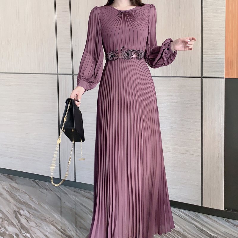 

2021 Spring Track New Style Around the Neck Long Sleeves Waist Belt Embroidered Thin-fitting Flowers Plied Dress of Medium Length Raya, Brown