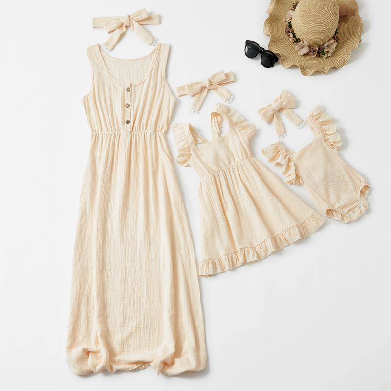 

2020 Summer Mother Daughter Dresses Family Matching Clothes Women Girls Party Ruffles Dress Baby Jumpsuit with Hair Band Outfits