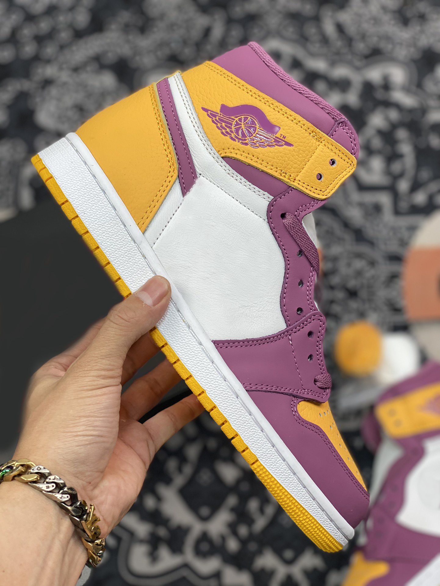 

Top Release 1 High OG Brotherhood Basketball Shoes University Gold Light Bordeaux White 1S Authentic Retro Men Sports Sneakers, Customize