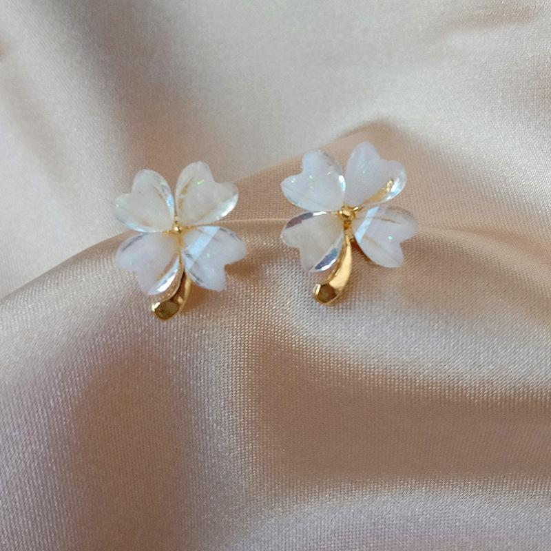 

2021 Korean Elegant Transparent Crystal Clover Leaf Stud Earrings For Women Girl Summer Holiday Flower Pendientes Jewelry