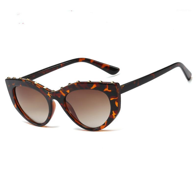 

Vintage Cat Women Sunglasses Retro Designer Shades Rivet Frame Sun glasses Women Sexy Triangle Sunglasses UV400 NX1