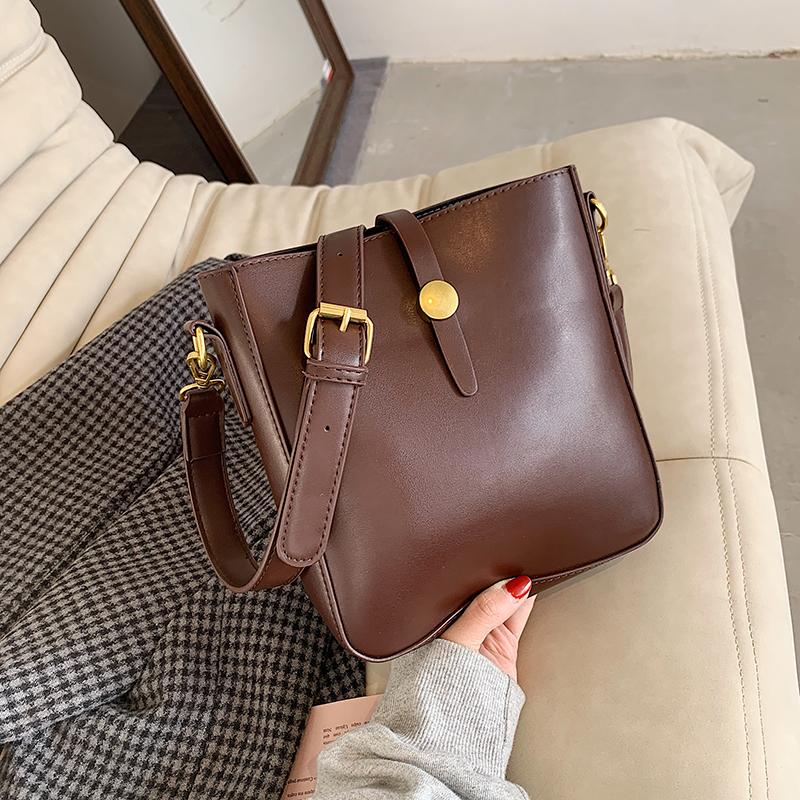 

Axukes 2021 new fashion PU leather female bag simple atmosphere messenger bag shoulder metal buckle decoration beautiful, Black
