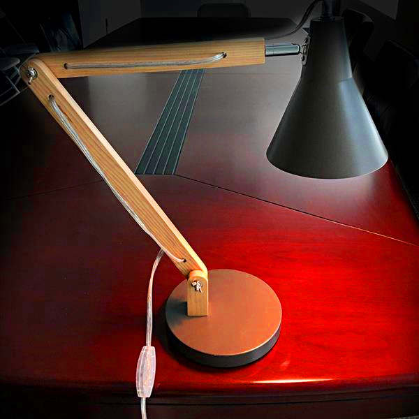 

New Design Alightup Classical Mini Fashion Frosted Metal Lampshade and Wooden Bracket Texture Study Table Lamp with Light Source US Plug