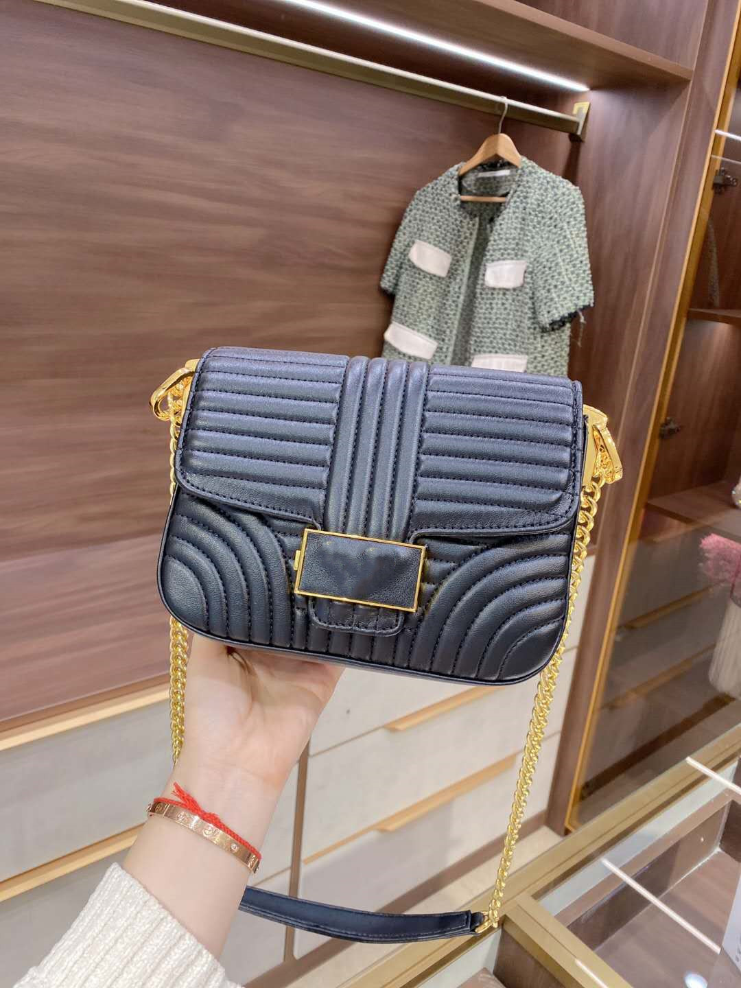 

Brand versatile women's styling bag, with delicate and soft leather, can be tilted on one shoulder, with a size of 22cm * 15cm, No bags