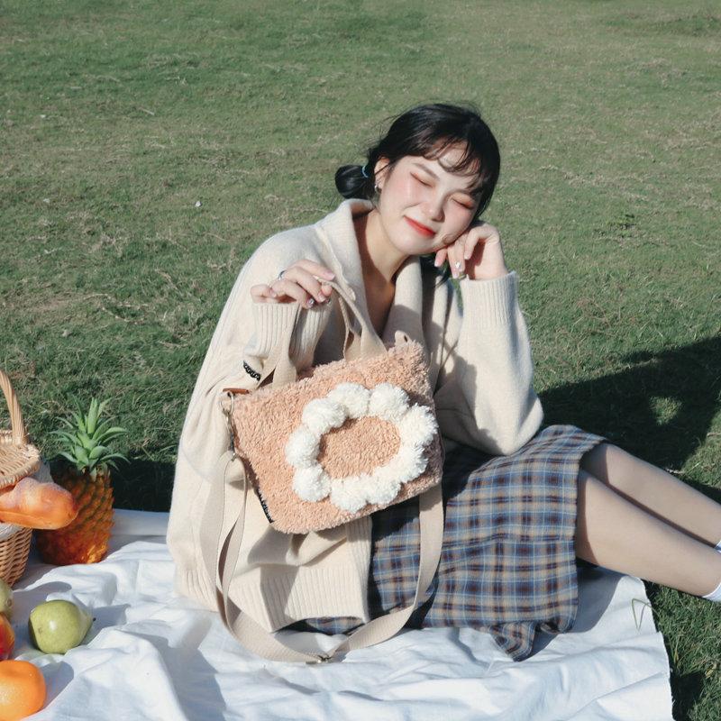 

Three-color patch daisy plush bag female Japanese fresh one-shoulder lamb hair bag cute student girl sloping, Khaki